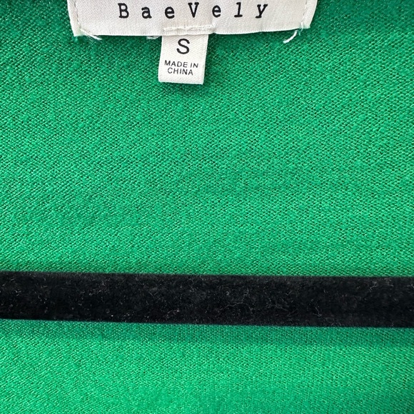 BaeVely Women’s Green V-Neck Sweater - S - Picture 4 of 7